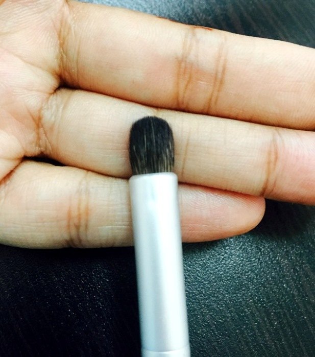 TheBalm Crease, Love and Happiness Double-Ended SmudgerTapered Crease Brush Review7