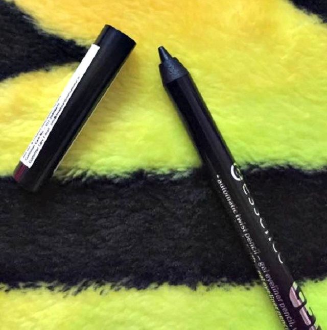 Essence Black Blaze Gel Eye Pencil 