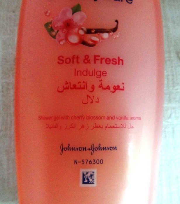 Johnson's Body Care Soft and Fresh Indulge Shower Gel Review6