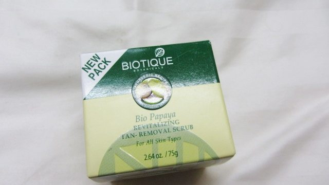 Biotique Bio Papaya Revitalizing Tan-Removal Scrub 