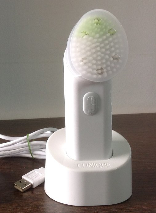Clinique Sonic System Purifying Cleansing Brush Review8