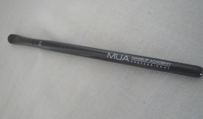MUA E1 Eyeshadow Brush Review1