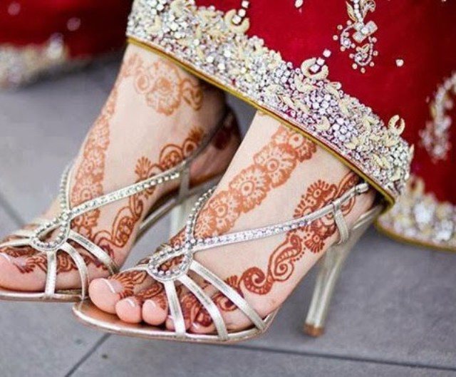 Best Types of Footwear to Team Up with Sarees