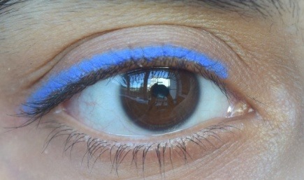 Blue eyeliner swatch