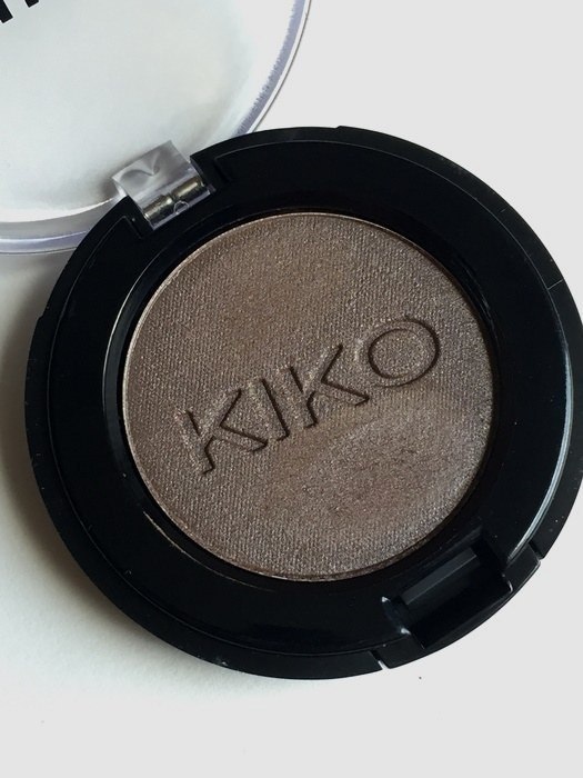 KIKO #124 Pearly Dark Dove Gray Highly Pigmented Eyeshadow Review5