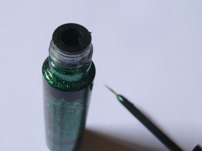 NYX CGL 09 Green Candy Glitter Liner Review5