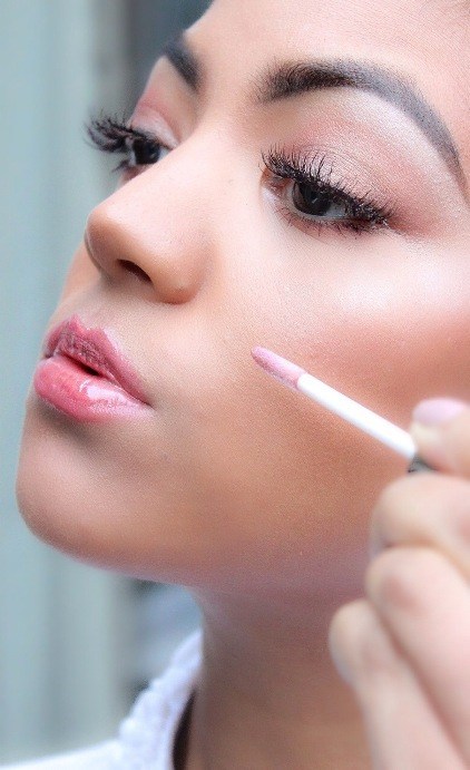 7 Uncommon but Genius Uses of Lip Gloss You Need to Try Right Now!2