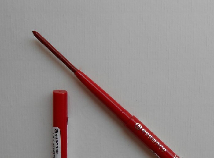Essence Ready For Red Long-Lasting Lip Liner pencil