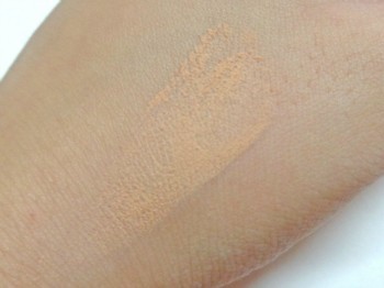 Essence Soft Touch Mousse Make-Up-02 Matte Beige swatch 2