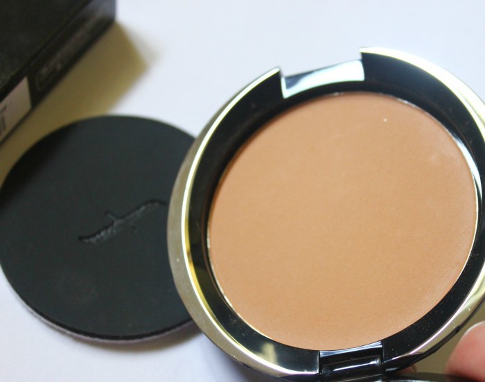 Faces Go Chic Pressed Powder Review pan