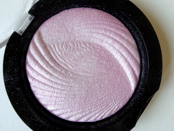 Makeup Revolution London Pink Lights Vivid Baked Highlighter Review close up