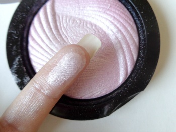 Makeup Revolution London Pink Lights Vivid Baked Highlighter Review swatch 1