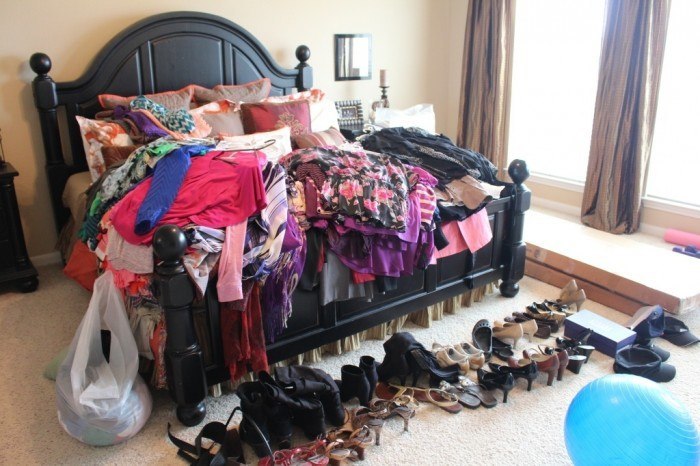 17 Signs that you have too many clothes-bed