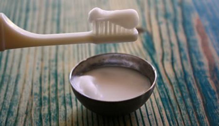 6 Natural Toothpaste Alternatives for Shinier and Stronger Teeth1