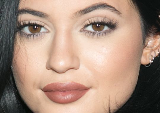Beauty and make-up tips from the Jenners that make you look nothing less than a celeb! lips