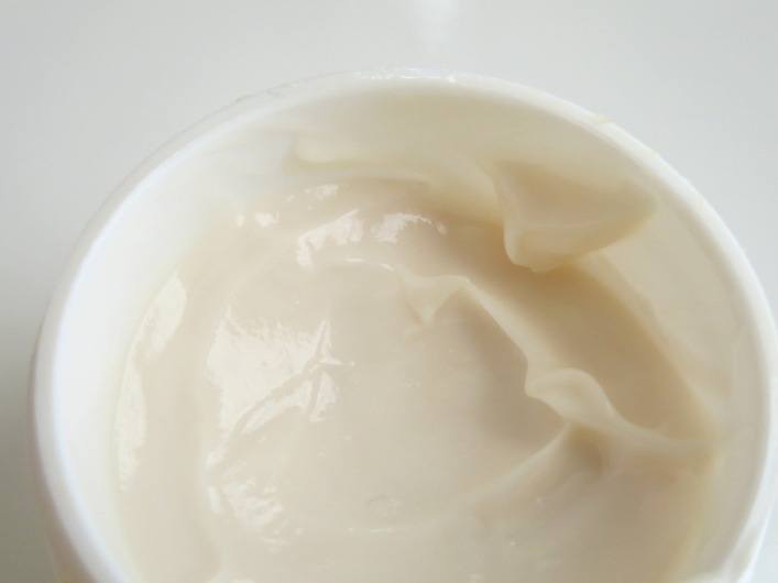 Fresh Black Tea Age-Delay Cream texture