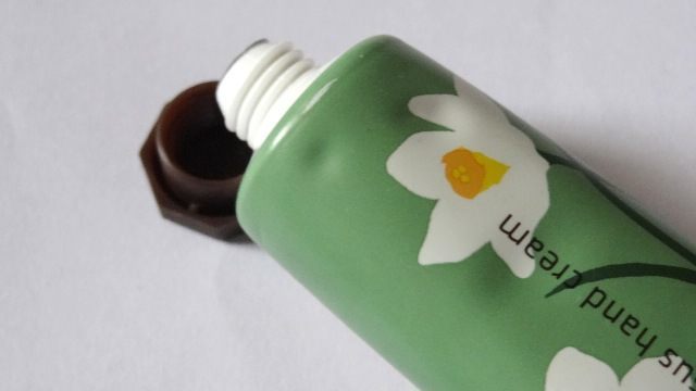 Innisfree Jeju Narcissus hand cream review4