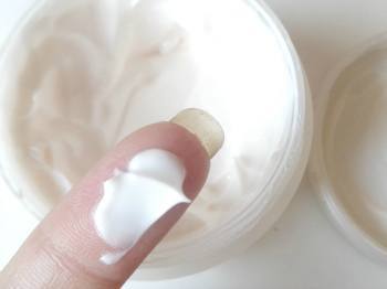 Olay Natural White 7 in 1 Night Nourishing Repair Cream Review swatch