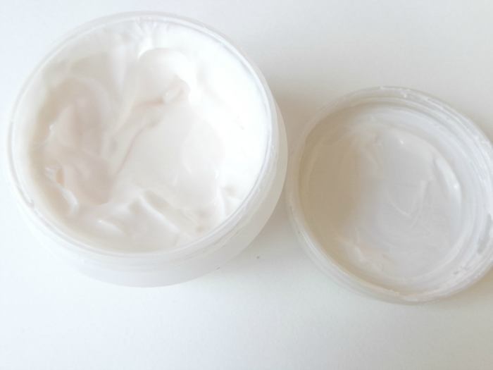 Olay Natural White 7 in 1 Night Nourishing Repair Cream Review tub