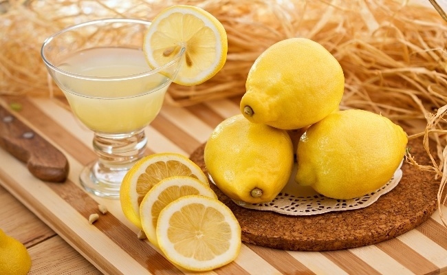 Say Goodbye to Bad Breath with These 5 DIYs-lemon