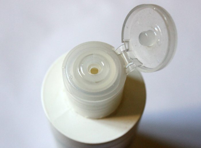 The Body Shop Moisture White Shiso Make-Up Cleansing Oil cap