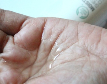 The Body Shop Moisture White Shiso Make-Up Cleansing Oil swatch