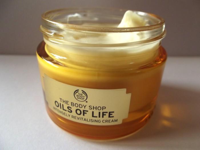 The Body Shop Oils of Life Intensely Revitalizing Cream Review1