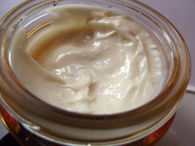 The Body Shop Oils of Life Intensely Revitalizing Cream Review3