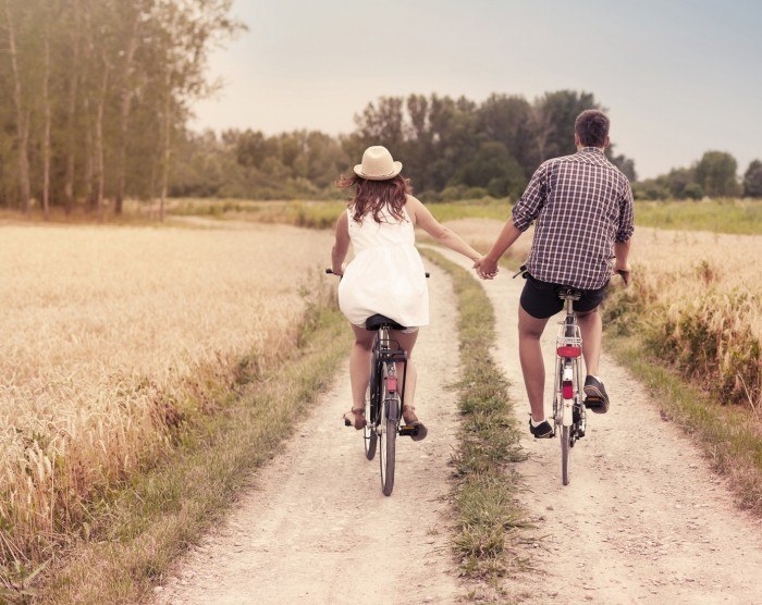 couple cycling