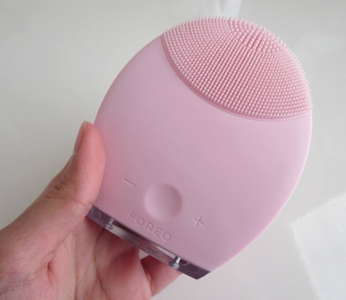 Foreo Luna in hand