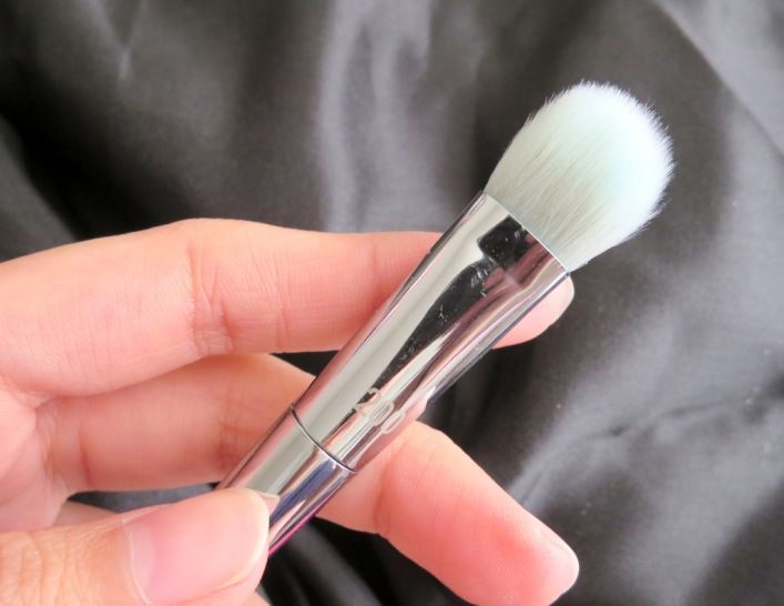 Real Techniques oval brush