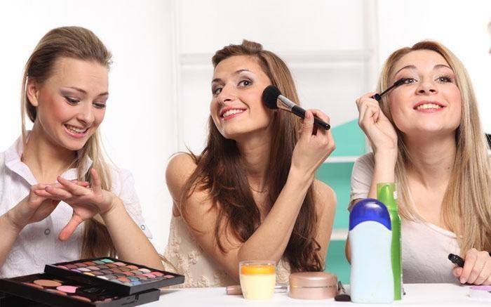 women sharing makeup