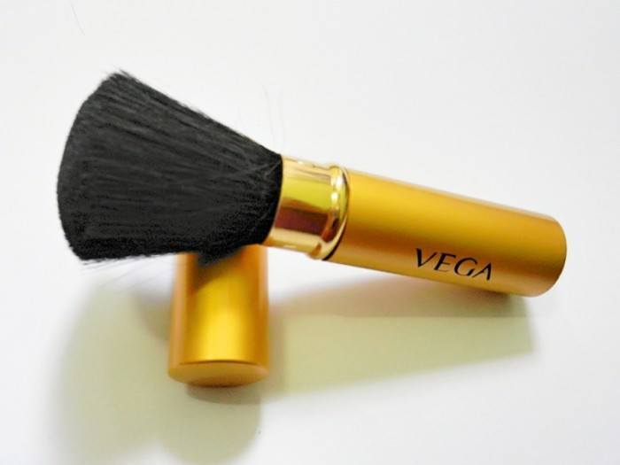 Vega Retractable Powder Brush Review