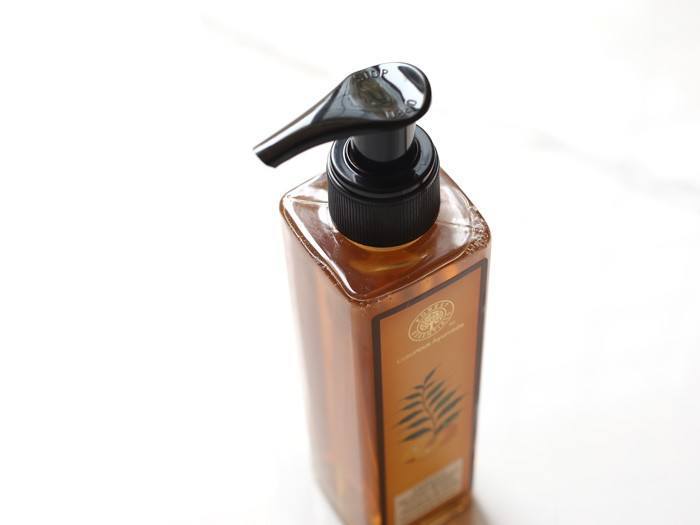 forest-essentials-deeply-moisturisig-hand-wash-mandarin-neem-bottle