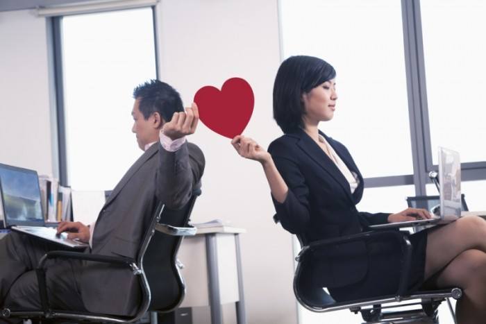 6 Smart Ways to Handle Romance at Workplace