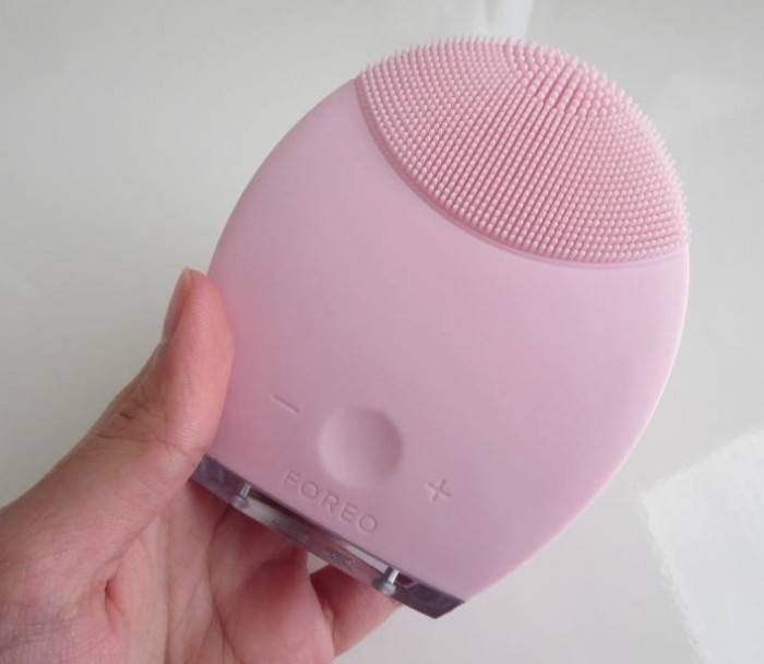 Foreo-Luna-in-hand