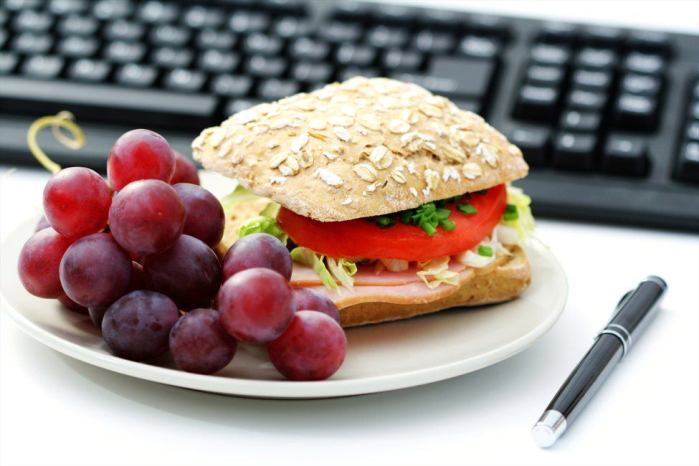 How to Avoid Unhealthy Snacking at Workplace