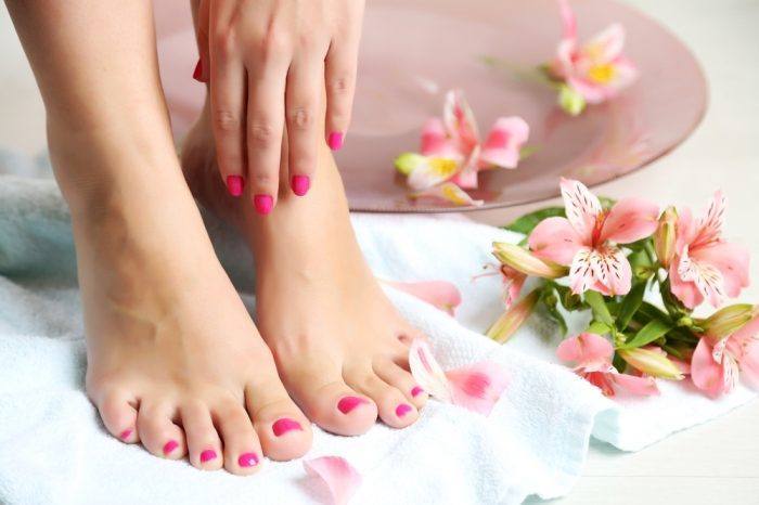 How to Make a Relaxing and Refreshing Foot Spray at Home