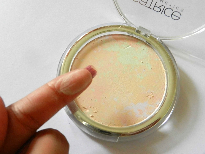 Catrice Delicate Blossom Colour Correcting Mattifying Powder swatch