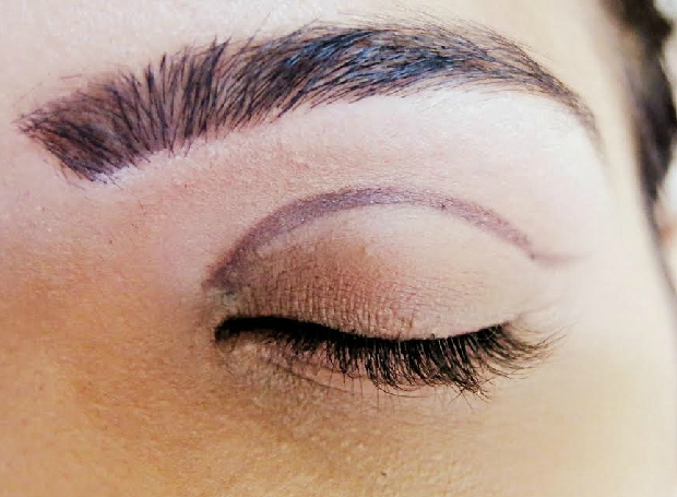 Cut Crease with Winged Eyeliner Step 3