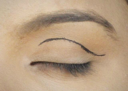 Cut crease glitter eye makeup step 1