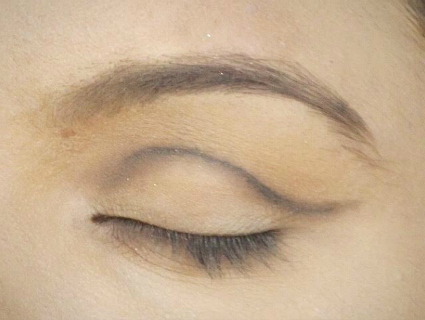 Cut crease glitter eye makeup step 2