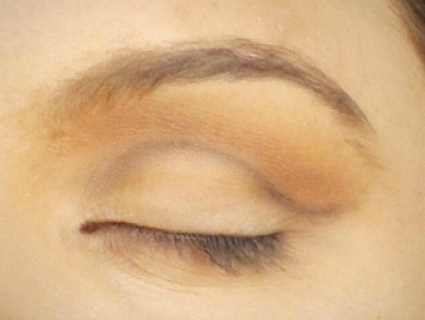 Cut crease glitter eye makeup step 3
