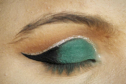 Cut crease glitter eye makeup step 7