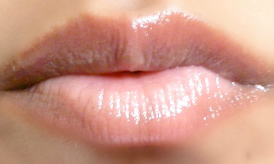 Nivea Shea Butter Essential Lip Care lipswatch