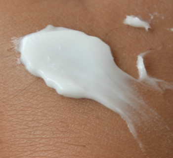 O3+ Whitening Massage Cream C Swatch