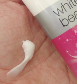 Pond’s White Beauty Sun Dullness Removal Facial Scrub Swatch
