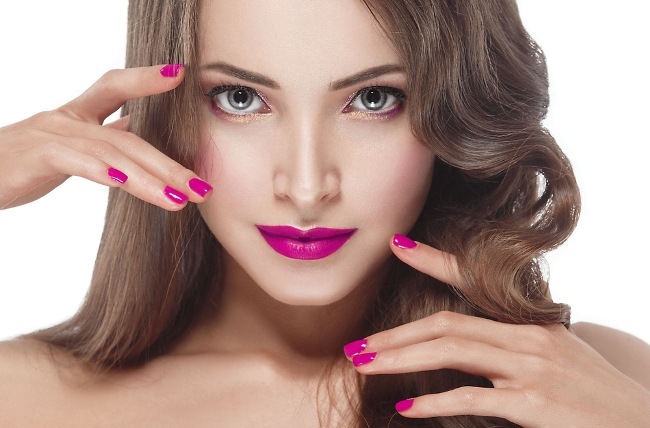 10 Secrets to Look Glamorous in Photos pink lips