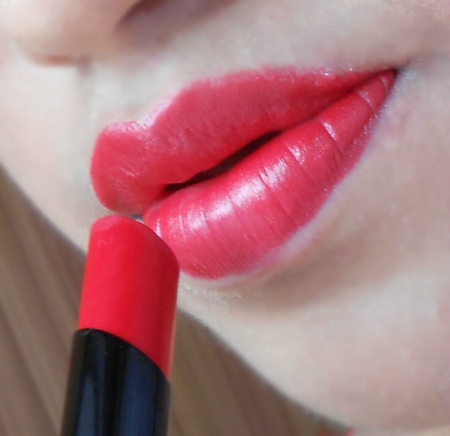 Sugar Cosmetics That '70s Red It’s A-Pout Time! Vivid Lipstick Lip Swatch
