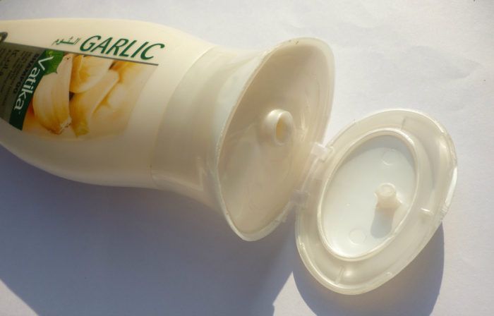 Vatika Garlic Shampoo packaging